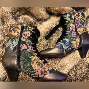 Poetic License Floral Floral Tapestry Lace-Up Ankle Boots Size 38/7 Used